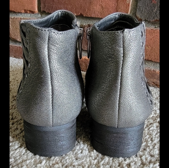 Brand New Women's Size 7 Vince Camuto Silver Metallic Leather Ankle Boots - Picture 4 of 8